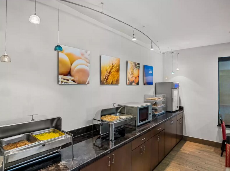 More Photos Of 200 Centennial Blvd, Lindale Hotel For Sale