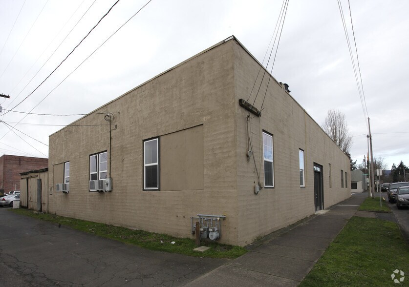 More Photos Of 720 E 1st St, Newberg Storefront For Lease