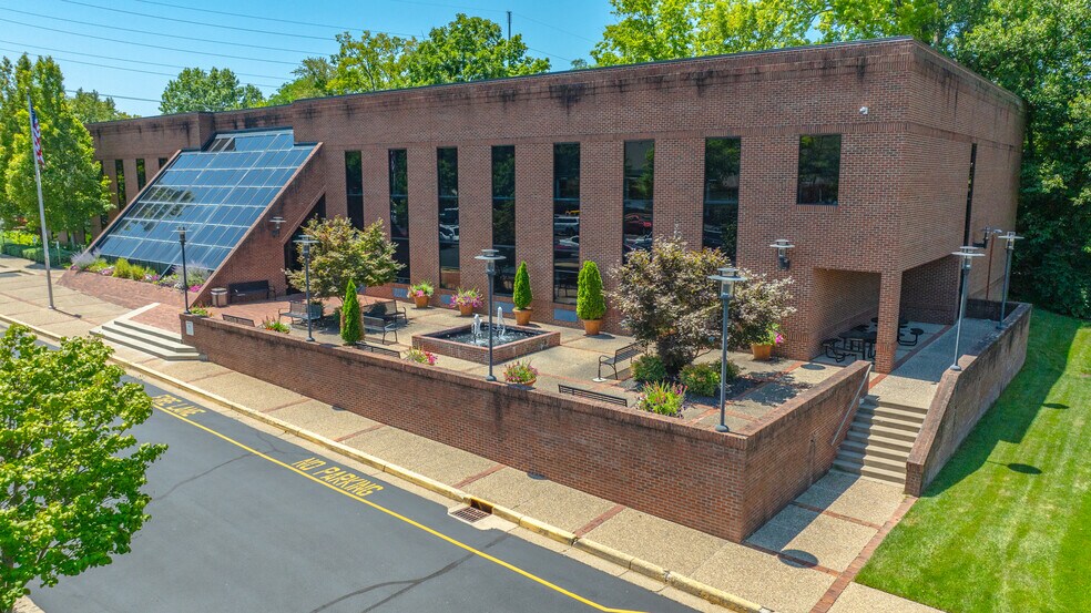 More Photos Of 9911 Shelbyville Rd, Louisville Office For Lease