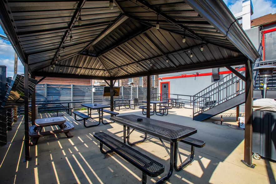 More Photos Of 9750 S Roberts Rd, Palos Hills Freestanding For Sale