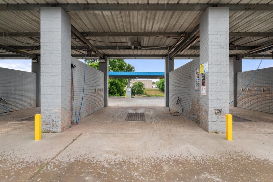 More Photos Of 223 Oaklawn Ave, Corsicana Carwash For Sale