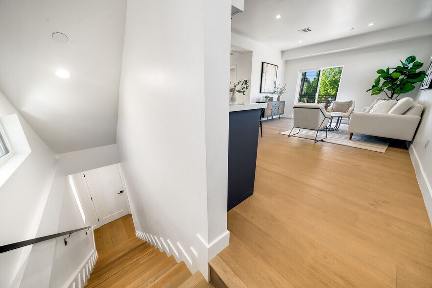 More Photos Of 6082 W 18th St, Los Angeles Apartments For Sale