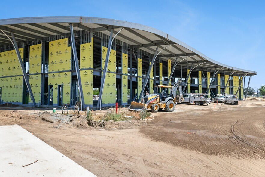 More Photos Of 700 W Herndon Ave, Clovis Unknown For Lease