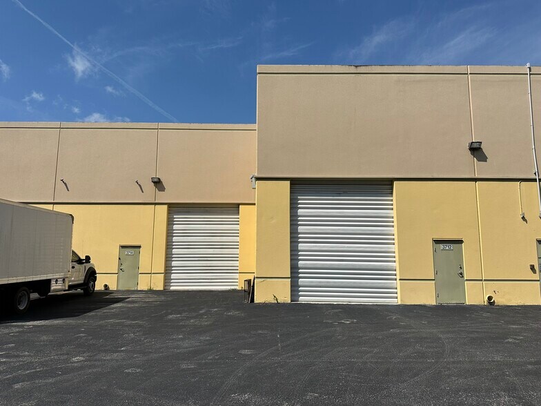 More Photos Of 3700-3718 SW 30th Ave, Fort Lauderdale Warehouse For Sale