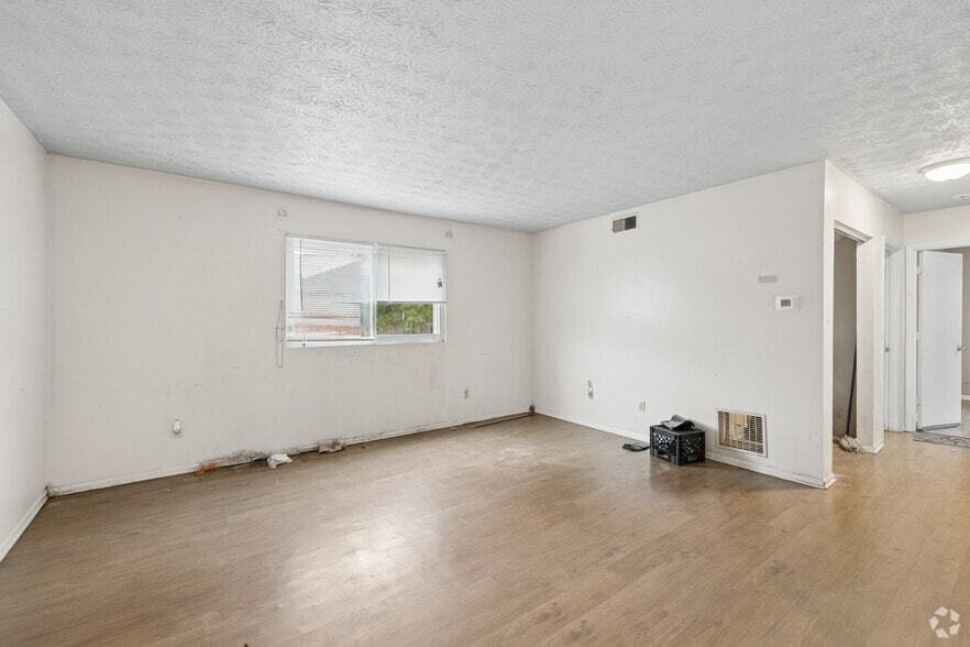 More Photos Of 2045 Cambridge Dr, Lexington Apartments For Sale