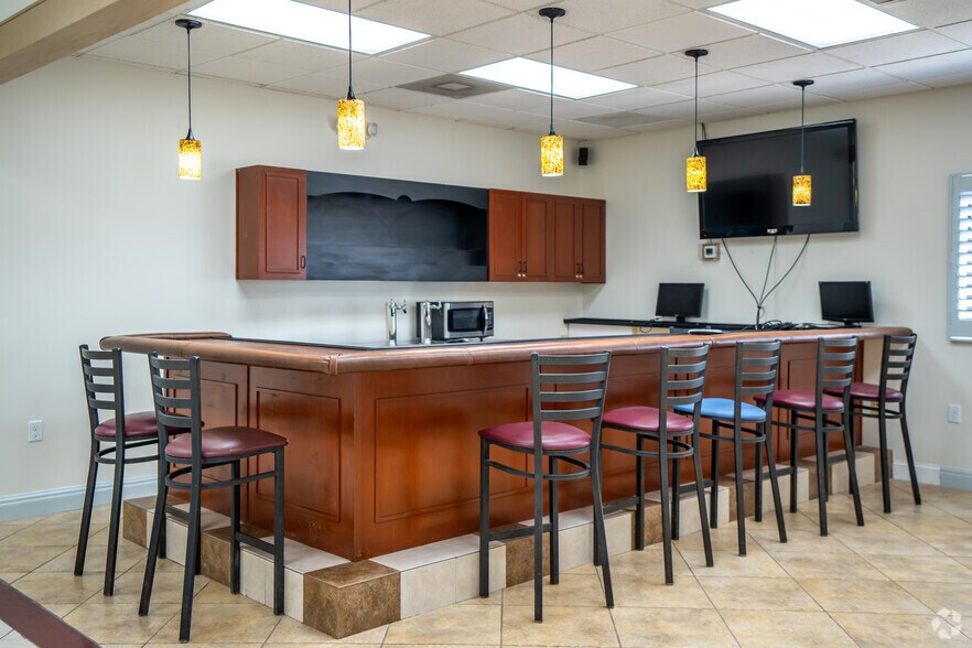 More Photos Of 4455 Ulmerton Rd, Clearwater Warehouse For Lease