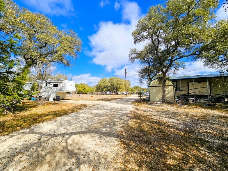 More Photos Of 605 Lakeshore Ln, Bandera Manufactured Housing Mobile Home Park For Sale