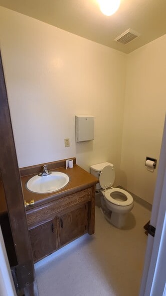 More Photos Of 215 China Grade Loop, Bakersfield Medical For Sale