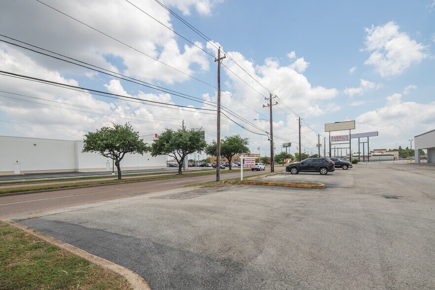 More Photos Of 10200 Almeda Genoa Rd, Houston Unknown For Lease