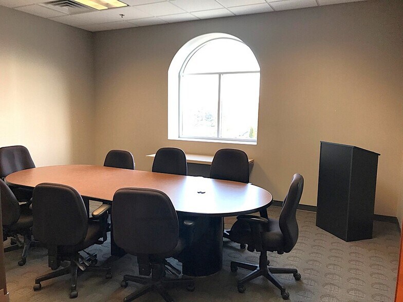 More Photos Of 9 Crystal Lake Rd, Lake In The Hills Office For Lease