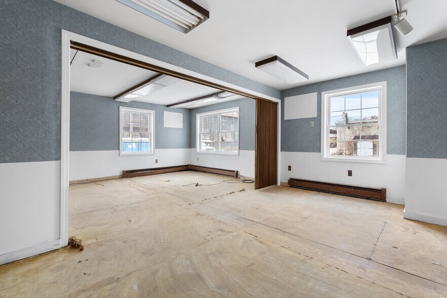 More Photos Of 76 Maple St, Manchester Office For Sale