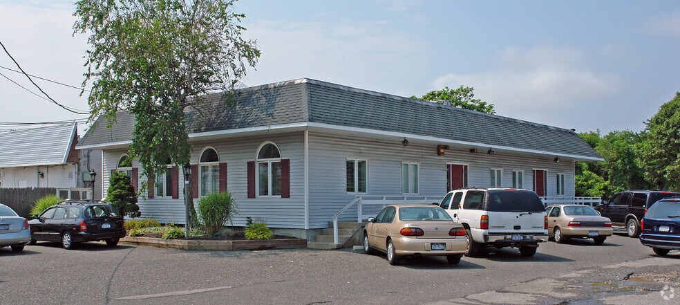 Primary Photo Of 911 Montauk Hwy, Shirley Office For Lease