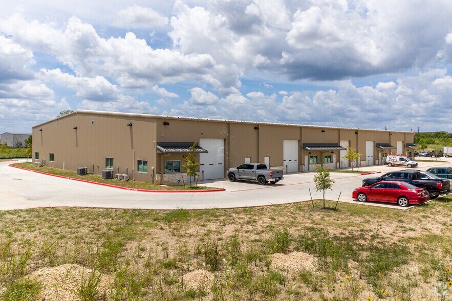 More Photos Of 214 Warehouse Dr, Buda Unknown For Lease