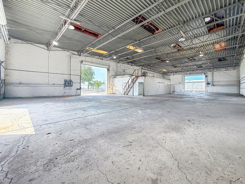 More Photos Of 5524 Independence Ct, Punta Gorda Warehouse For Sale