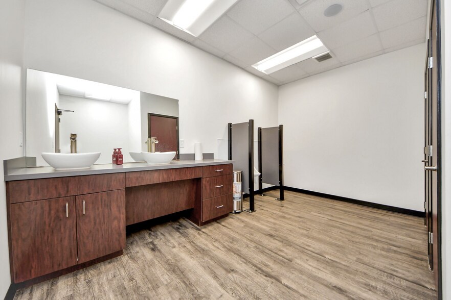 More Photos Of 10814 Woodedge Dr, Houston Warehouse For Sale
