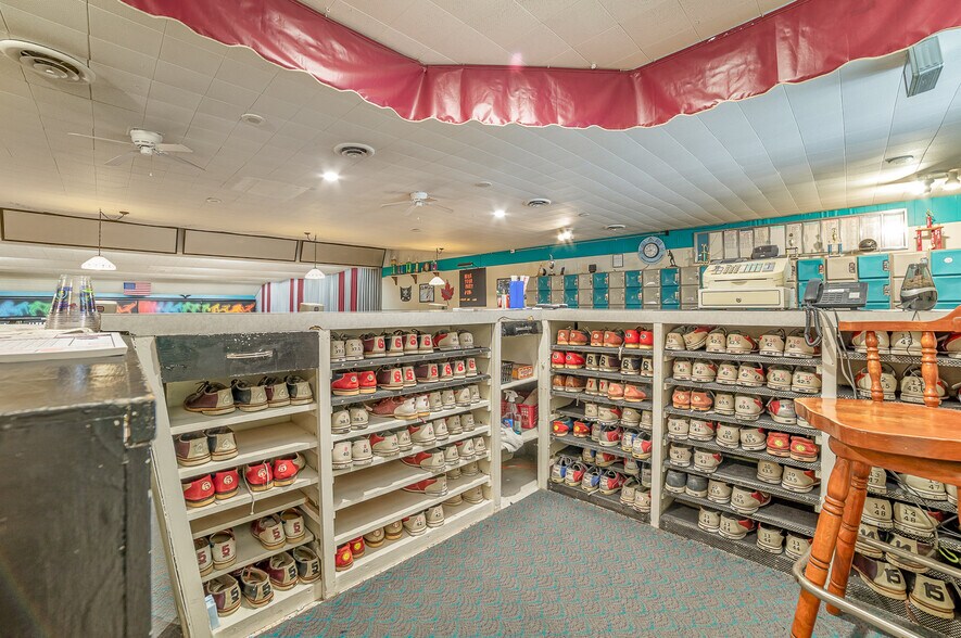 More Photos Of 1104 N Saginaw St, Saint Charles Bowling Alley For Sale