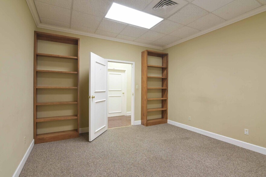 More Photos Of 204 N Westover Blvd, Albany Office For Sale