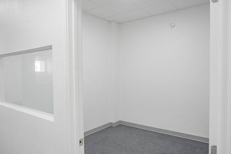 More Photos Of 2403 Washington St, Waller Flex For Lease