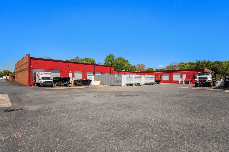 More Photos Of 1803 Associates Ln, Charlotte Showroom For Lease