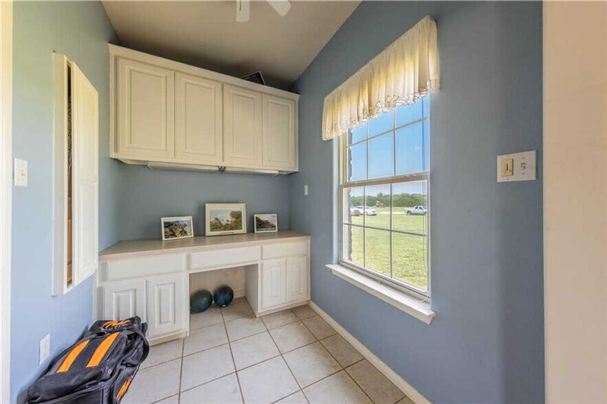 More Photos Of 101 Oakwood Trl, Cedar Park Light Distribution For Lease