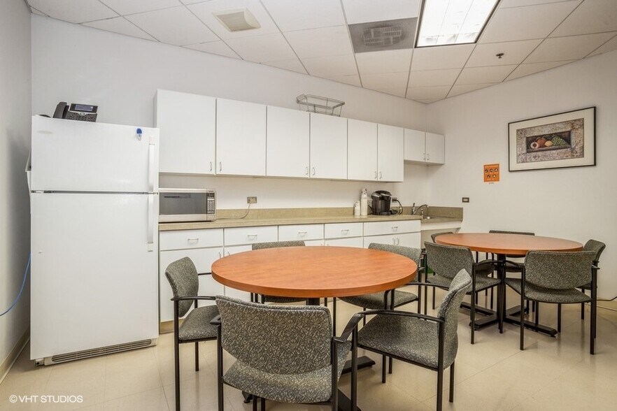 More Photos Of 1150 W Northwest Hwy, Mount Prospect Office For Sale