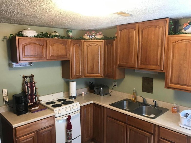 More Photos Of 50 S Main St, Utica Bar For Sale