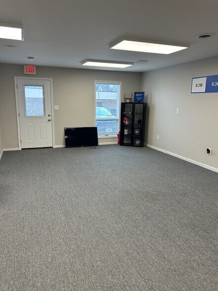 More Photos Of 1201 W College St, Liberty Office For Lease