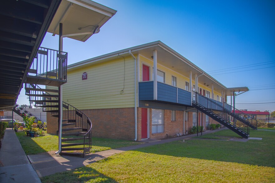 More Photos Of 8311 Winkler Rd, Houston Apartments For Sale