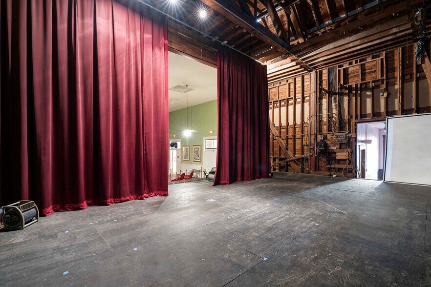 More Photos Of 106 W Oak St, Arcadia Storefront For Sale