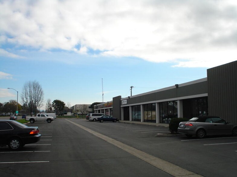 More Photos Of 3170-3198 E La Palma Ave, Anaheim Showroom For Lease
