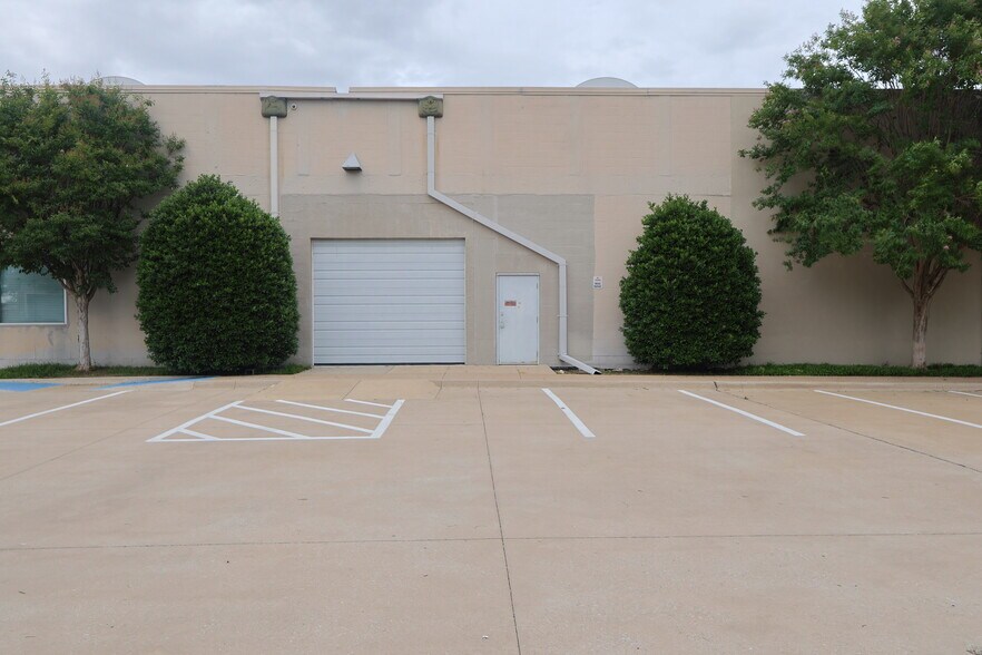 More Photos Of 2703 W Mockingbird Ln, Dallas Flex For Lease