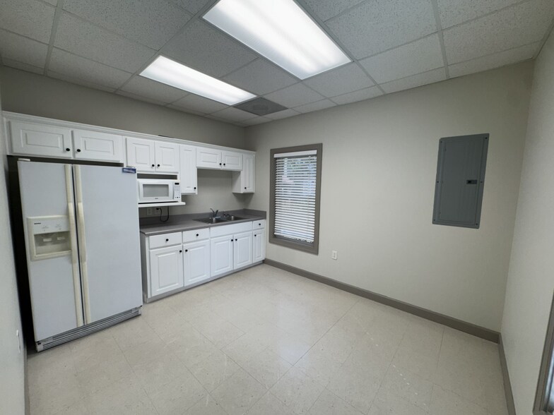 More Photos Of 107 Southern Blvd, Savannah Office For Lease