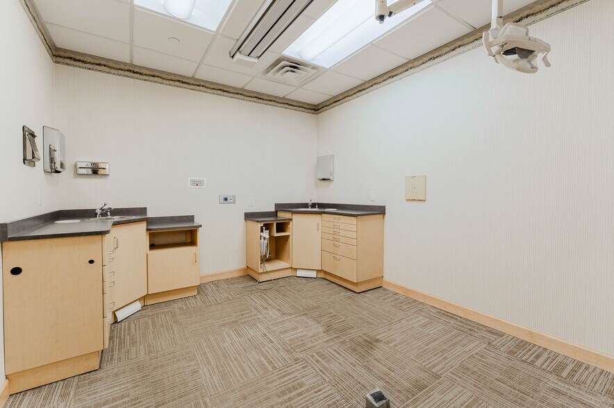 More Photos Of 1875 West Pointe Dr, Oshkosh Medical For Sale