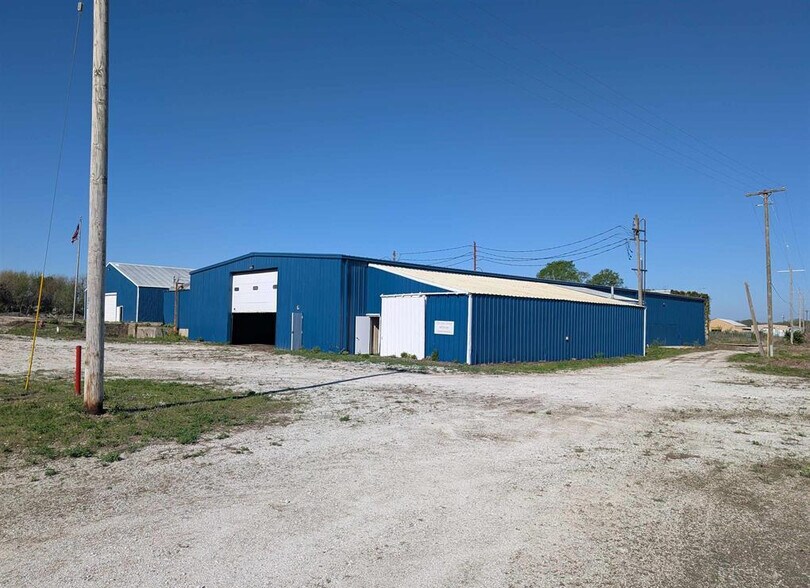 More Photos Of 8727 Arenzville Rd, Beardstown Warehouse For Sale