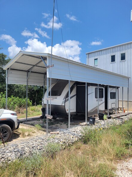 More Photos Of 604 Bonita Dr, Blanco Industrial For Lease