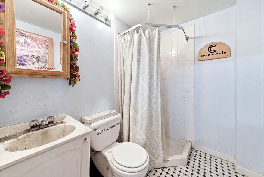 More Photos Of 272 Broadway, Bethpage General Retail For Sale