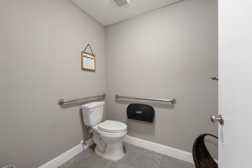 More Photos Of 715 N Medford Rd, Brownsville Lodge Meeting Hall For Lease