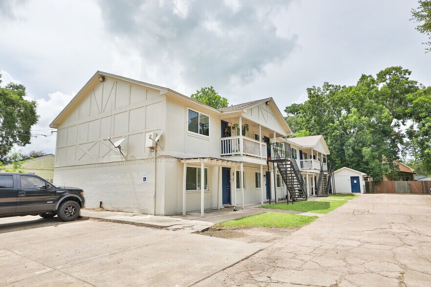 More Photos Of 1312 W Adoue St, Alvin Apartments For Sale
