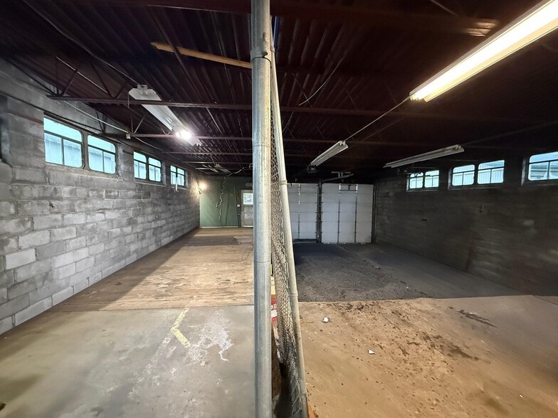 More Photos Of 304 W Second St, East Syracuse Warehouse For Lease