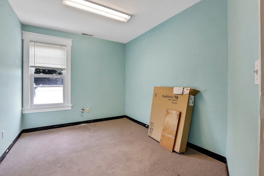 More Photos Of 21 O'neil St, Kingston Restaurant For Sale