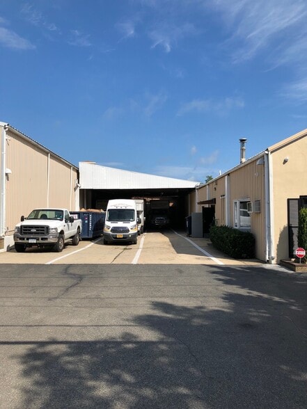 More Photos Of 342 Montauk Hwy, Wainscott Warehouse For Lease