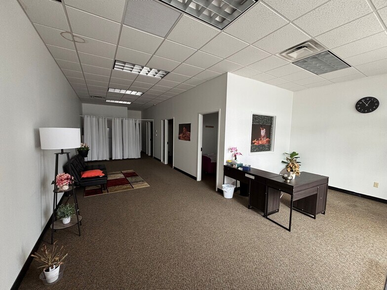 More Photos Of 531 N Grand St, Schoolcraft Storefront For Lease