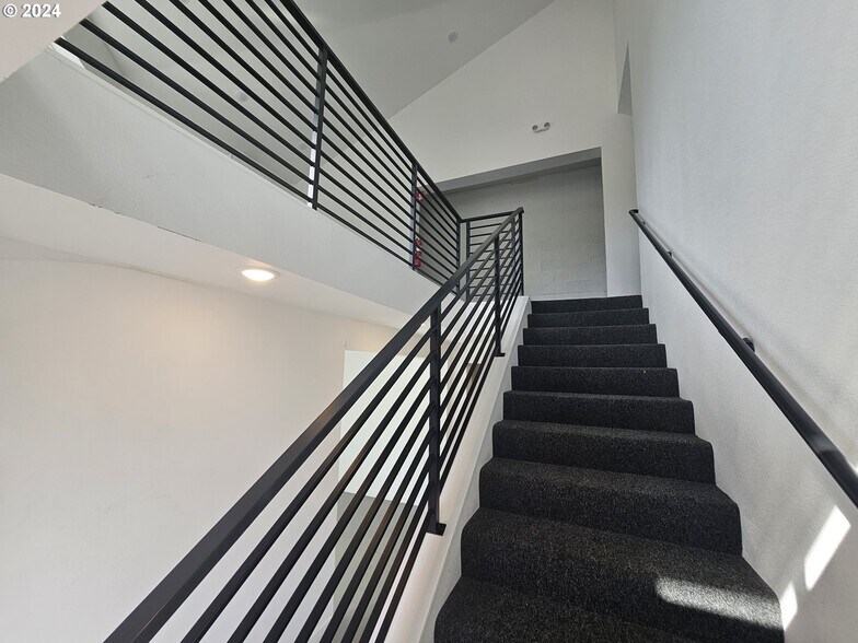 More Photos Of 5833 NE Portland Hwy, Portland Flex For Sale