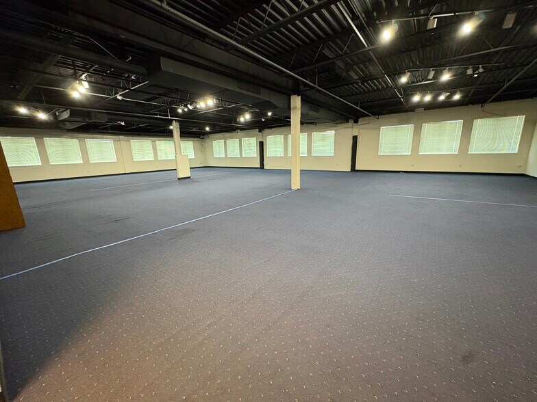 More Photos Of 450-480 E Roosevelt Rd, West Chicago Unknown For Lease