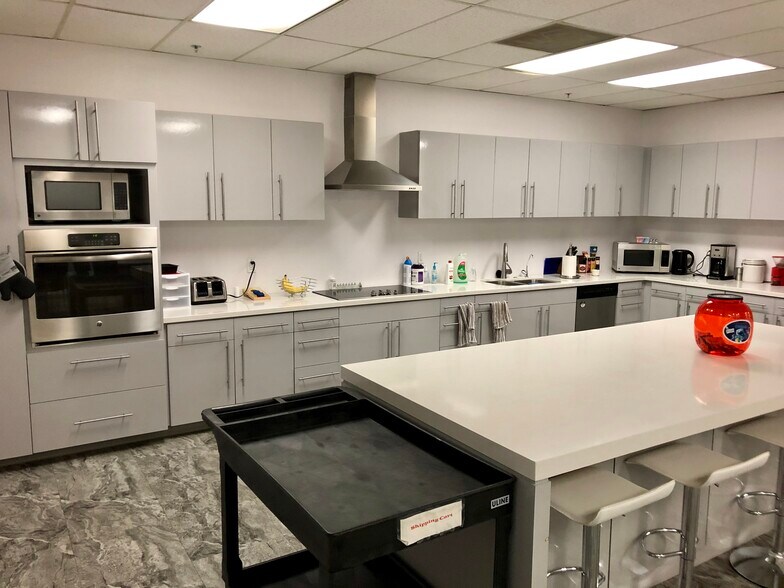 More Photos Of 10220 S 51st St, Phoenix Research And Development For Lease