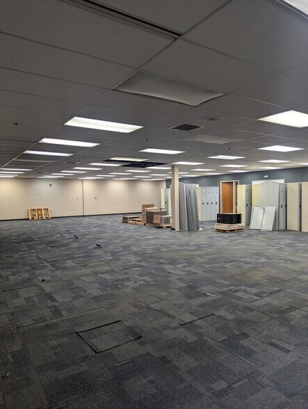 More Photos Of 6262 Cochran Rd, Solon Flex For Sale