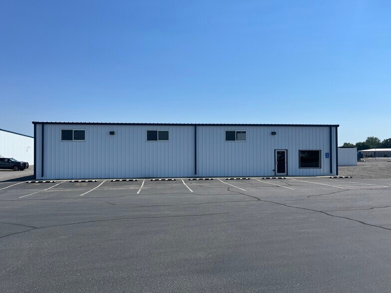 More Photos Of 1893 Airport Way, Richland Distribution For Lease