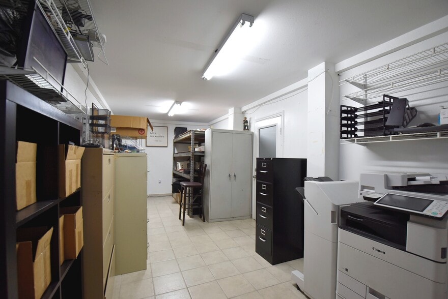 More Photos Of 1915 Sherwood Forest St, Houston Warehouse For Sale