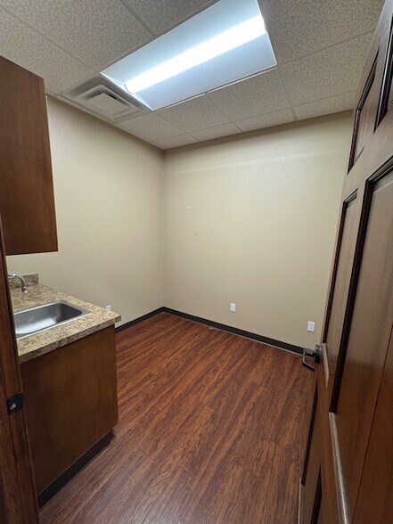 More Photos Of 1904 W Broadway Ave, Sulphur General Retail For Lease