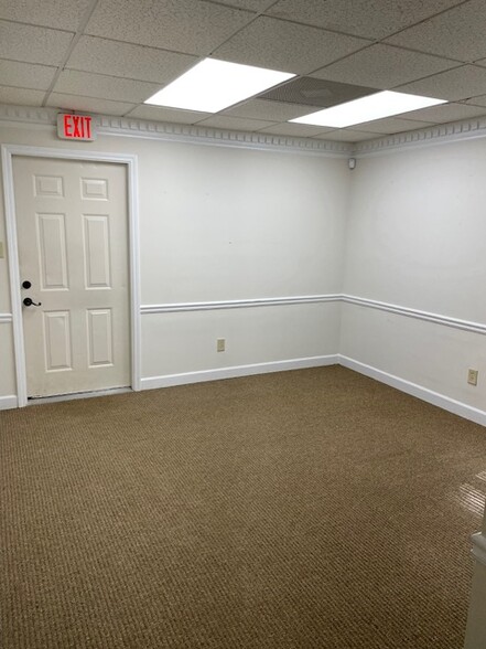 More Photos Of 650 Hillcrest Rd, Lilburn Medical For Lease